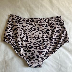 NEW - Bikini leopard bottom size L